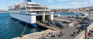 Αναμονή επιβίβασης σε ferry στο λιμάνι