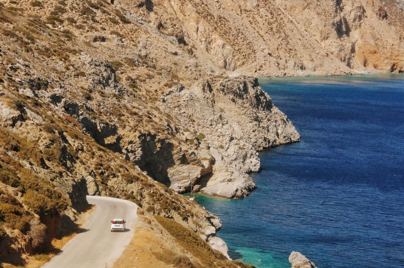 Αυτοκίνητο σε παραλιακό δρόμο στην Ελλάδα