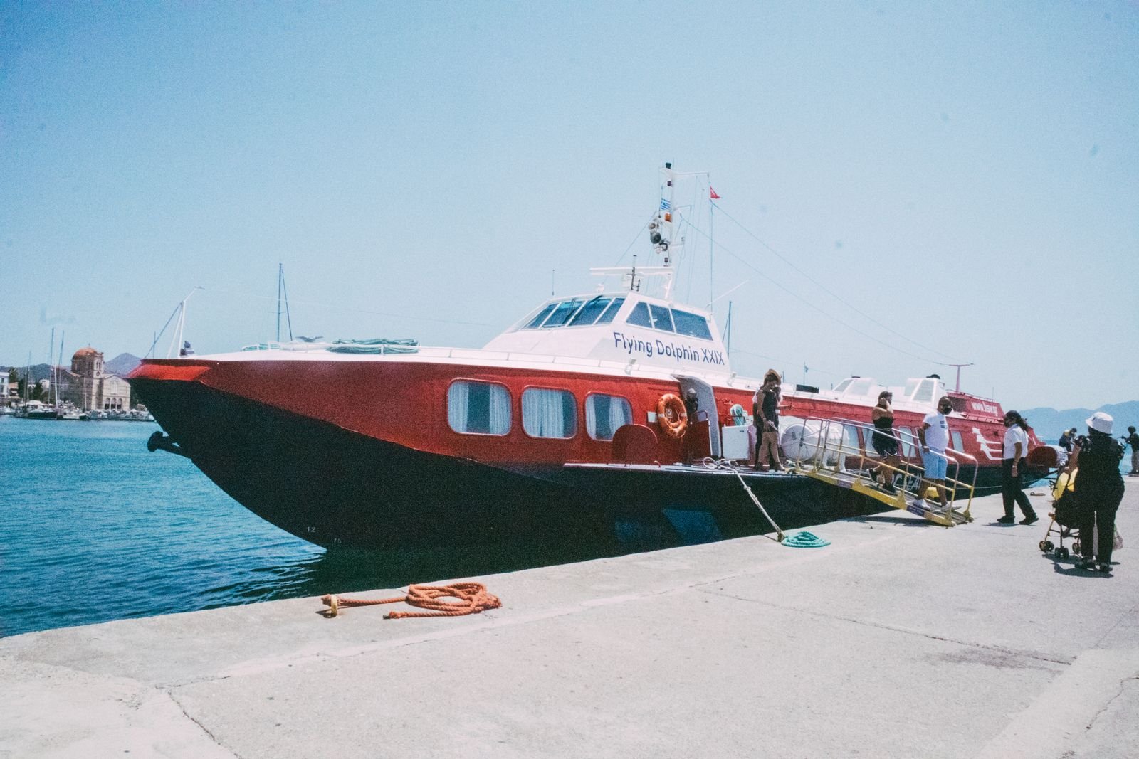 Επιβάτες επιβιβάζονται σε πλοίο στο λιμάνι