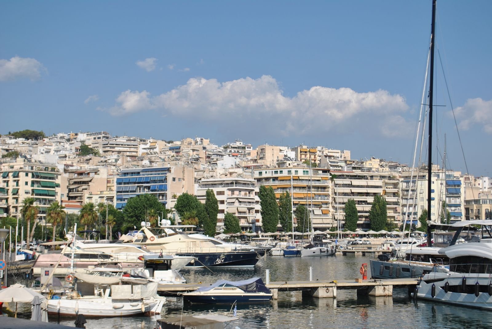 Θέα του Πειραιά με μαρίνα και κτίρια