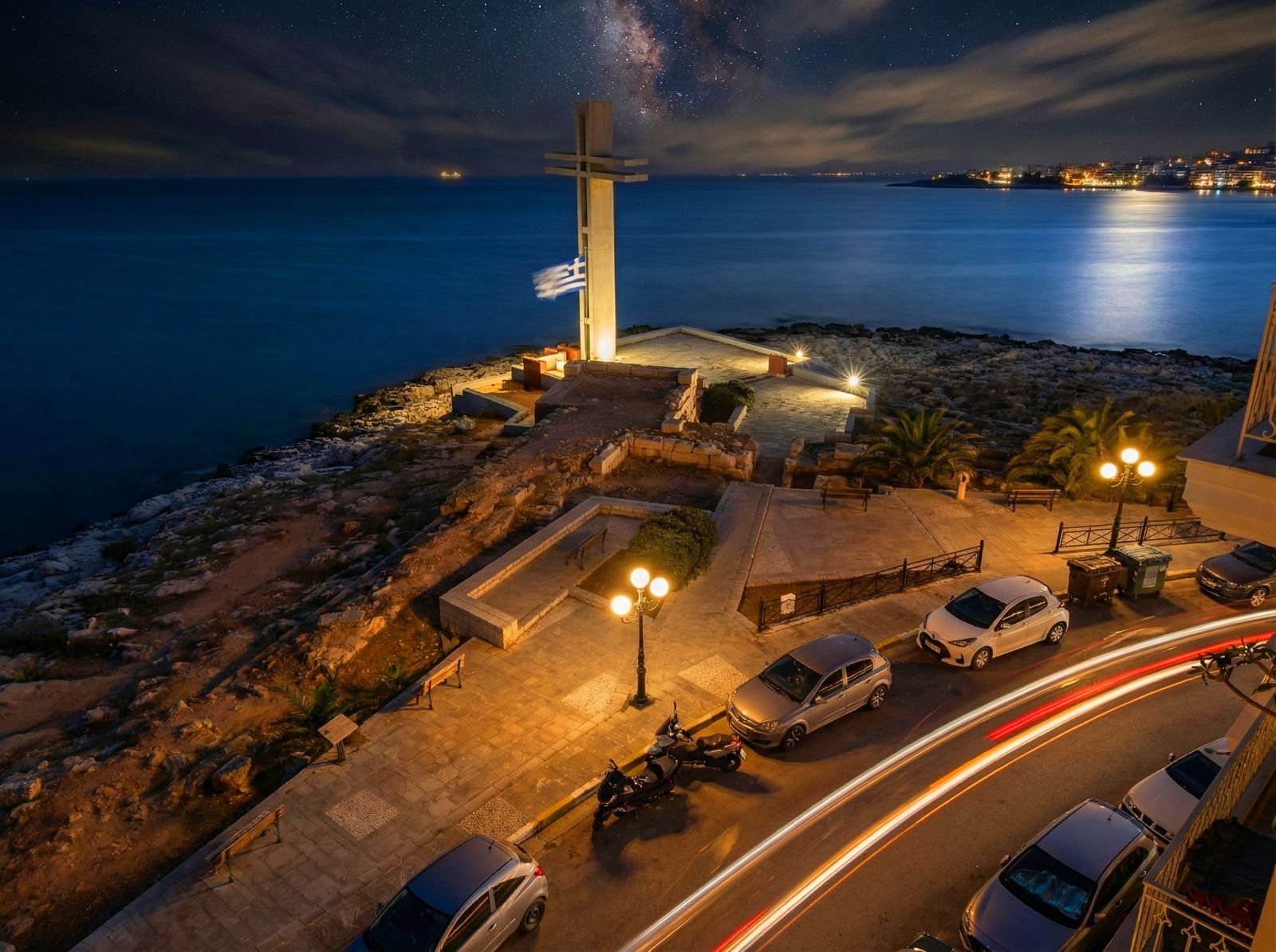 Νυχτερινή θέα της Πειραϊκής με τον Σταυρό